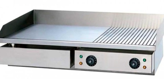 Plancha eléctrica profesional mixta, con media placa lisa y media ranurada