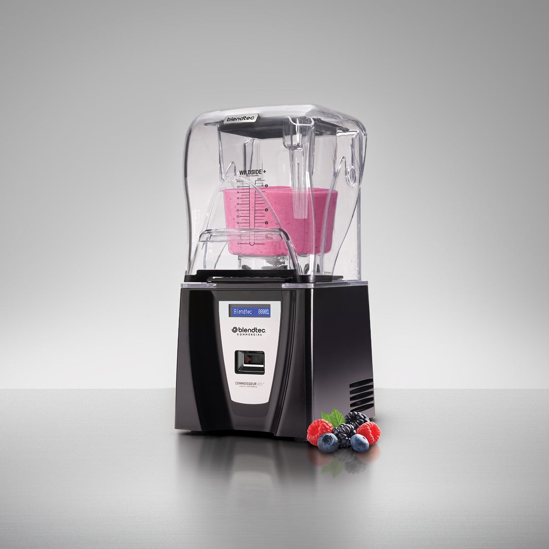 Batidora de vaso con cubierta acústica preparando un batido