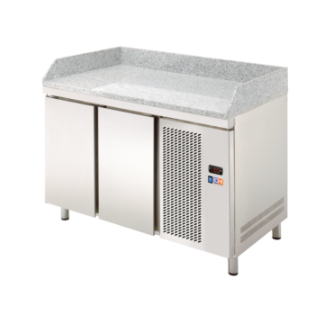 Mesa refrigerada de preparación con encimera de granito de 134 cm y dos puertas